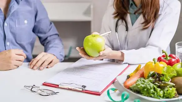 Nutricionista avaliando paciente